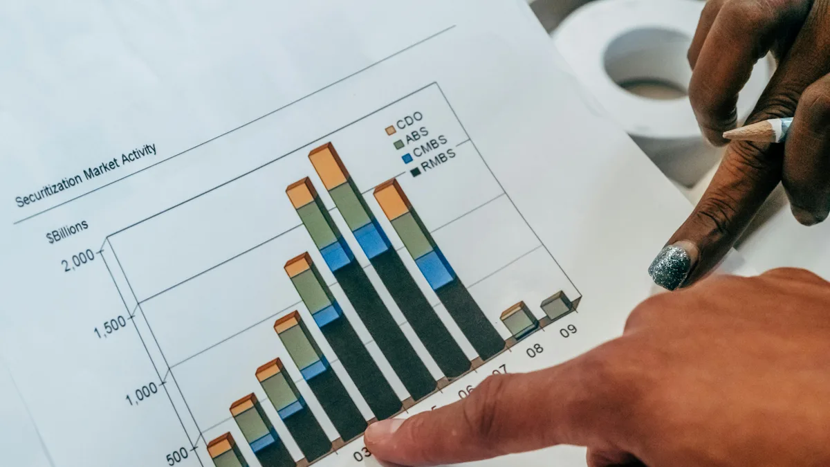 ETF ad accumulazione o a distribuzione: quale scegliere? A fund quietly ploughing its dividends back into itself, the accumulating share class compounding inside the wrapper