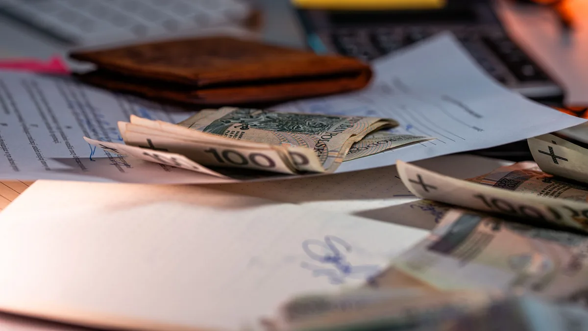 Cash landing in an account on a schedule, the distributing share class paying dividends out to the investor