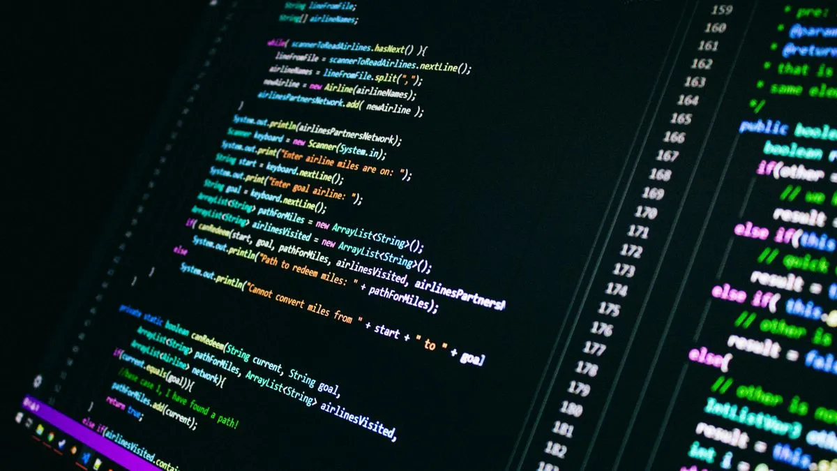 Wie KI-Aktien-Screener das Value Investing verändern A computer screen displays colourful lines of program code against a dark editor background.