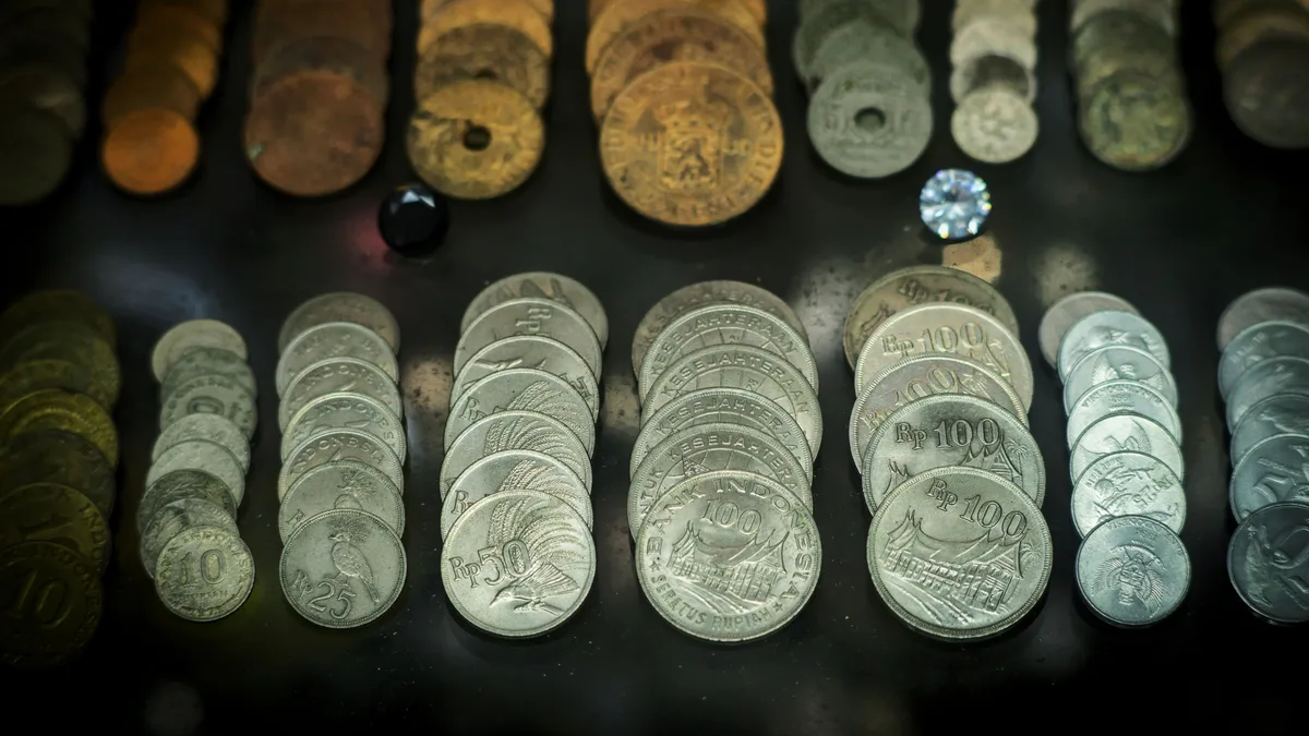 Enterprise Value oder Marktkapitalisierung erklärt A stack of coins representing the cash and debt that turn market cap into enterprise value