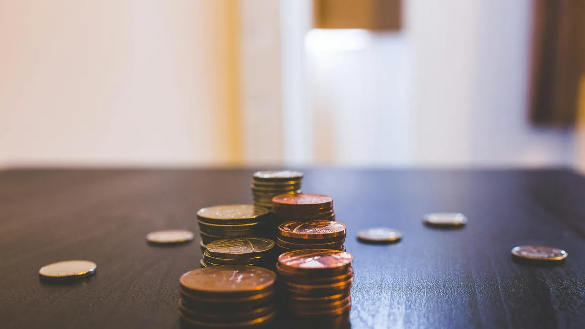 Livret ou compte à terme : où placer vos liquidités ? An open savings jar beside a calendar, instant-access savings can be tapped on any day, the hallmark of an emergency fund