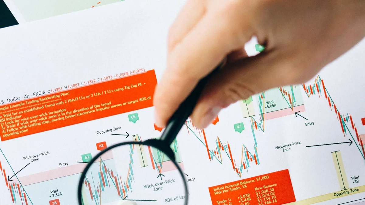 Online-Broker wählen: Depot vergleichen und eröffnen A shield over a stock ticker, broker regulation and investor-protection schemes safeguard client assets