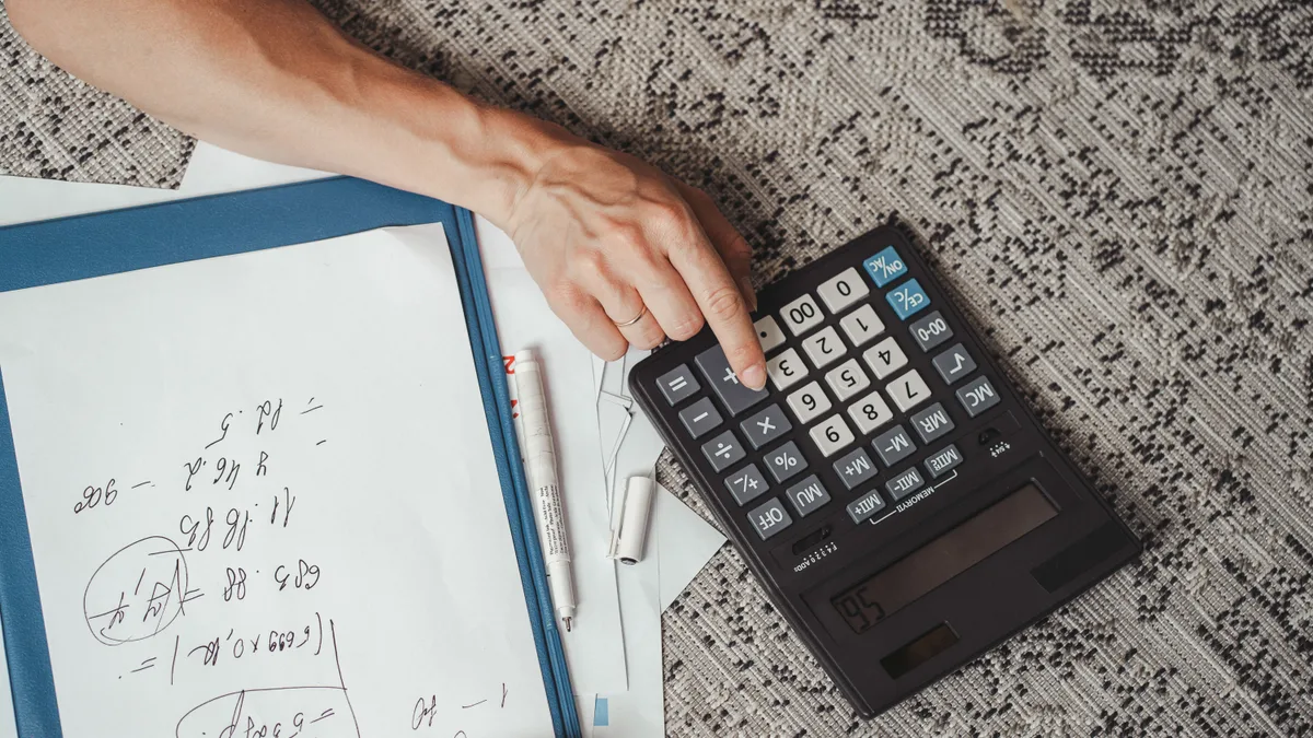 A calculator dividing a P/E of 30 by a 30 percent growth rate to give a PEG of 1.0