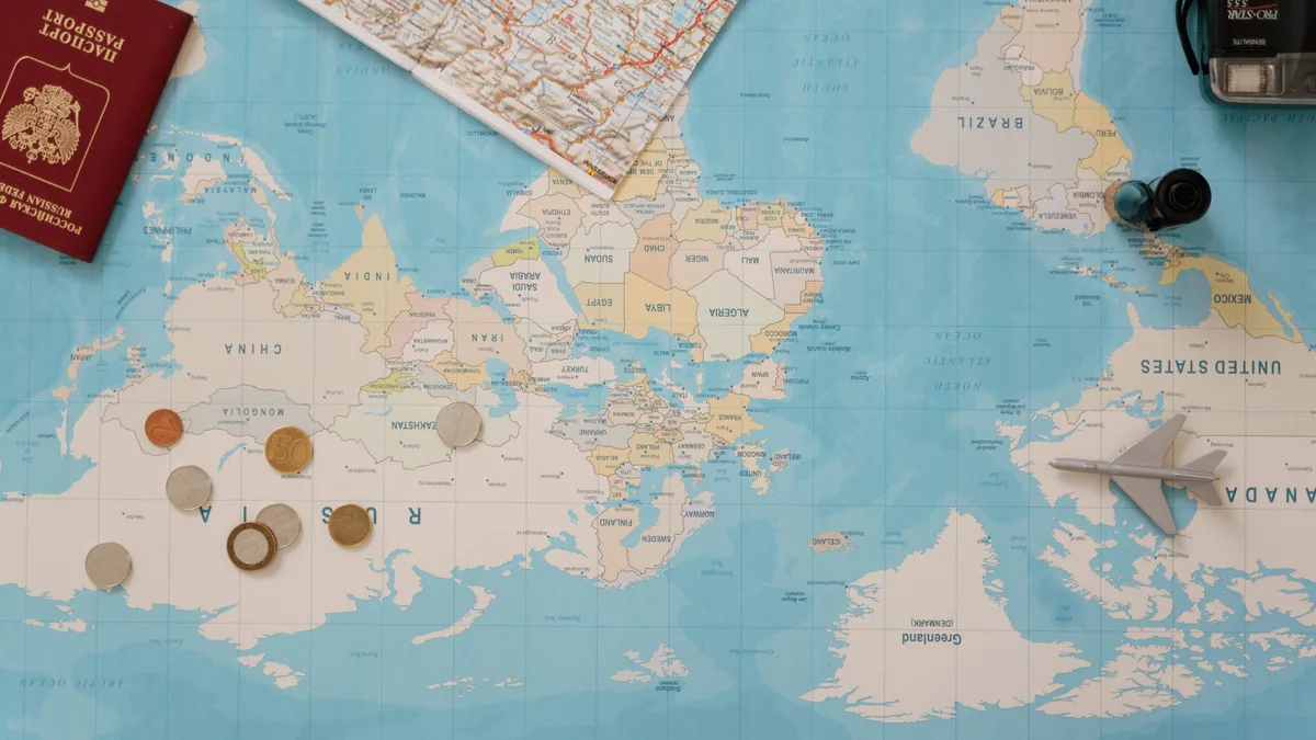 Steuerliche Ansässigkeit und die 183-Tage-Regel erklärt A globe with currency symbols, a globally mobile investor whose tax residency decides where worldwide income and gains are taxed
