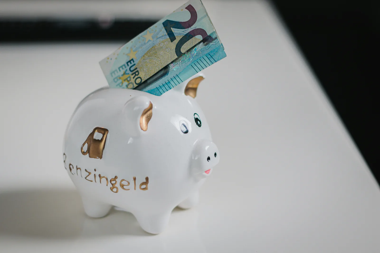 Qu'est-ce que le WACC ? Guide Simple du Coût Moyen Pondéré du Capital A piggy bank with a banknote being deposited — a simple picture of company funding, the equity-and-debt mix that the weighted average cost of capital blends together