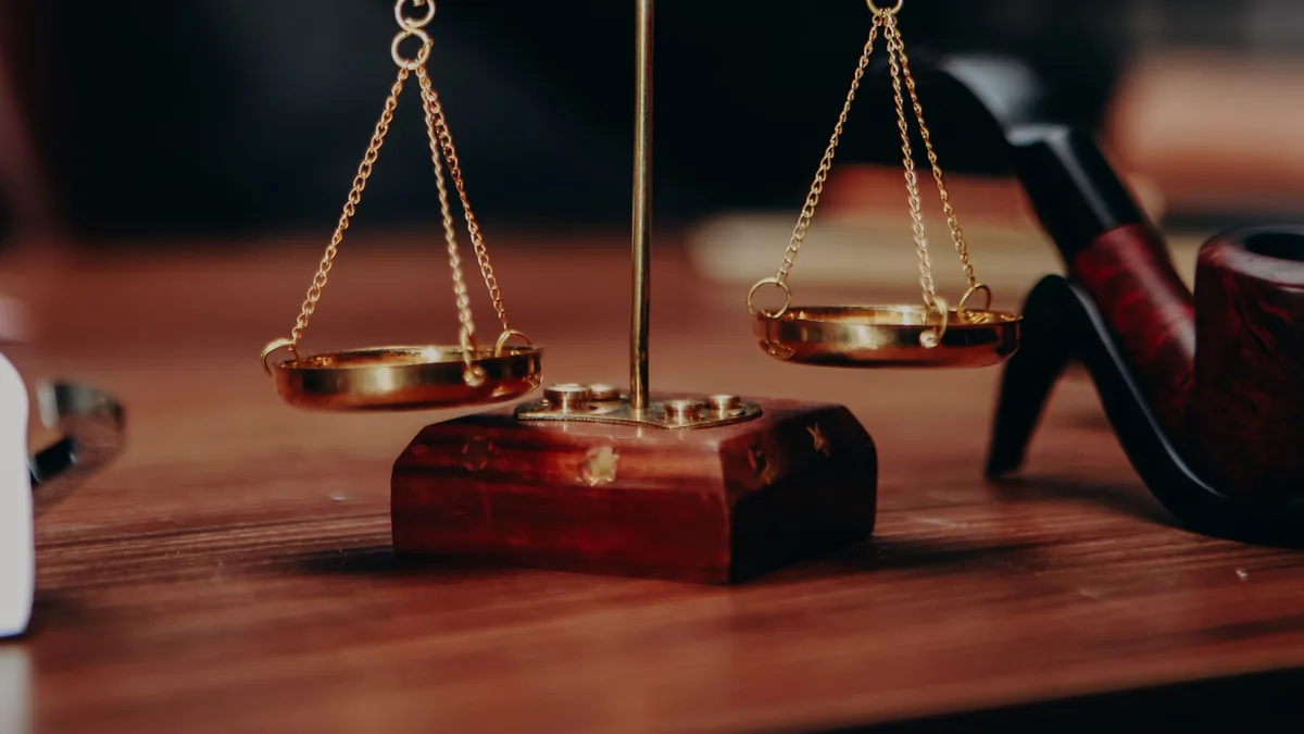 Qu'est-ce que l'Investissement dans la Valeur ? Un Guide Complet pour 2026 A balance scale